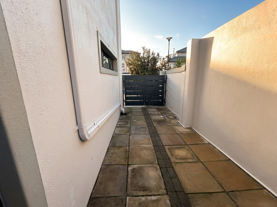 To Let 1 Bedroom Property for Rent in Big Bay Western Cape